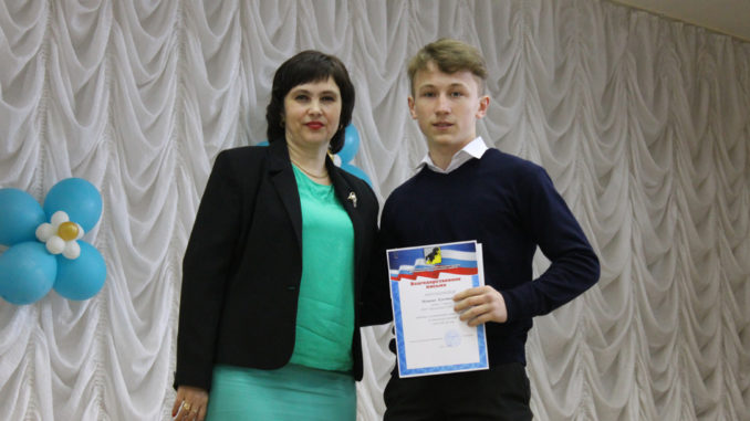 Ирина Быкова поздравляет с заслуженной наградой ученика школы №27 Константина Мочалина