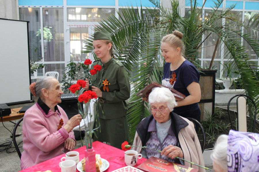 Ветеранам вручают цветы и подарки
