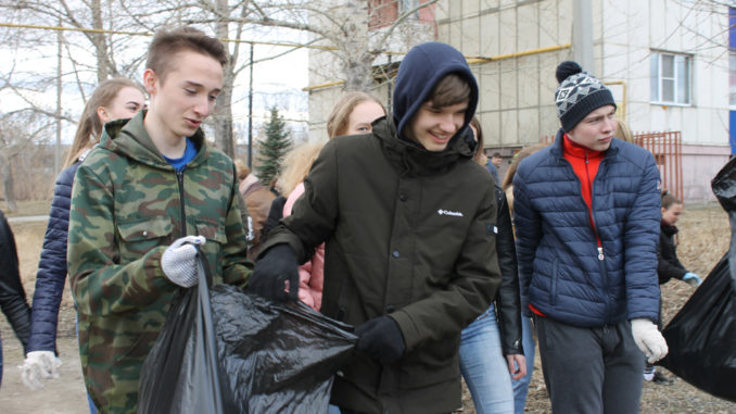 Учащиеся школы №24 собирают мусор на улице Ломоносова