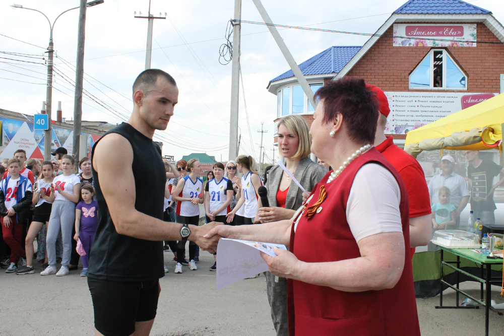 Евгения Чуфарова, победителя 1-го этапа 9 забега, награждает председатель Собрания депутатов КМР Лариса Лобашова