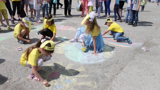 В Каслях в первый день лета самых юных горожан поздравляли с Международным днем защиты детей