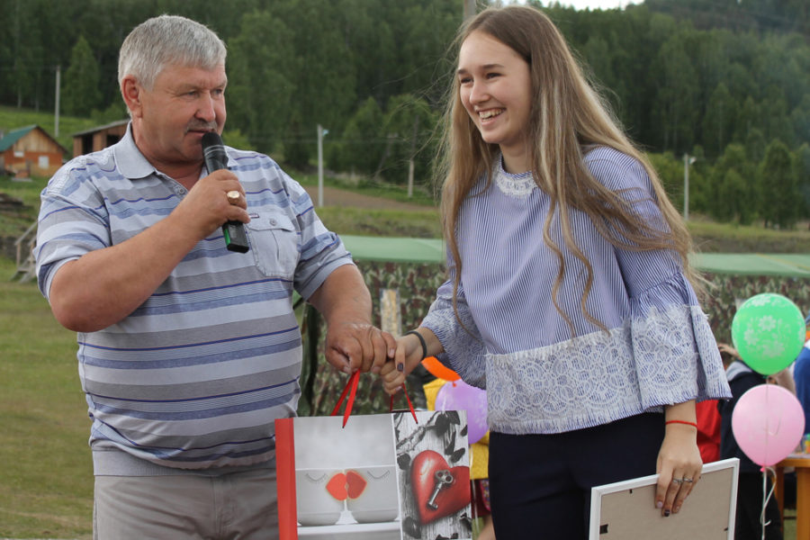 Владимир Пидорский вручает подарок Галине Ватутиной