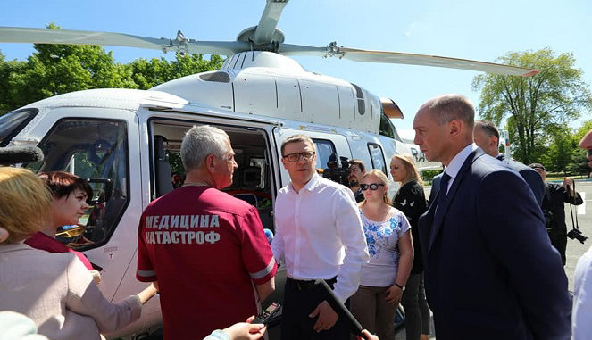 Алексей Текслер на площадке Челябинской областной клинической больницы. Глава региона поставил вертолету «Ансат» «пятерку»