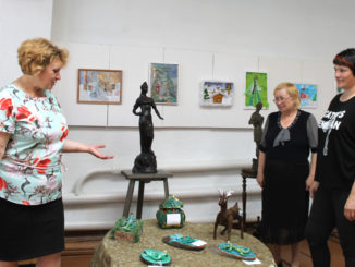 Научный сотрудник музея Марина Смирнова рассказывает об экспонатах выставки