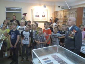 Владимир Семенович Прыкин рассказывает школьникам историю Каслинского отдела полиции