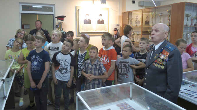 Владимир Семенович Прыкин рассказывает школьникам историю Каслинского отдела полиции