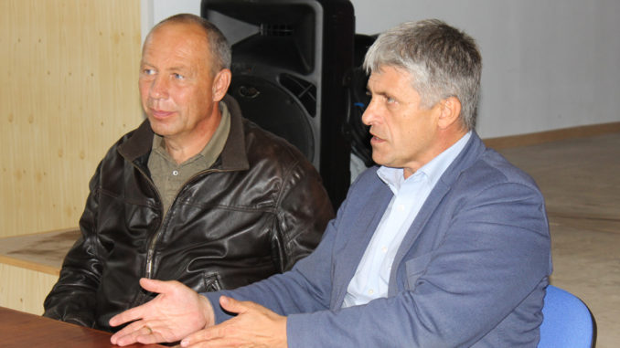 Сергей Александрович Беляев и Игорь Владиславович Колышев на встрече с жителями Багарякского поселения в прошлом году