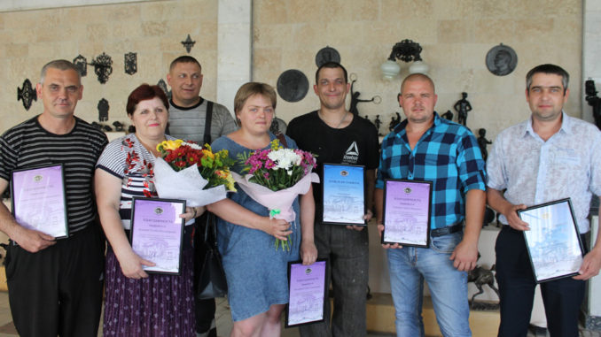 Работники ООО «Каслинский завод архитектурно-художественного литья» получили награды в честь профессионального праздника