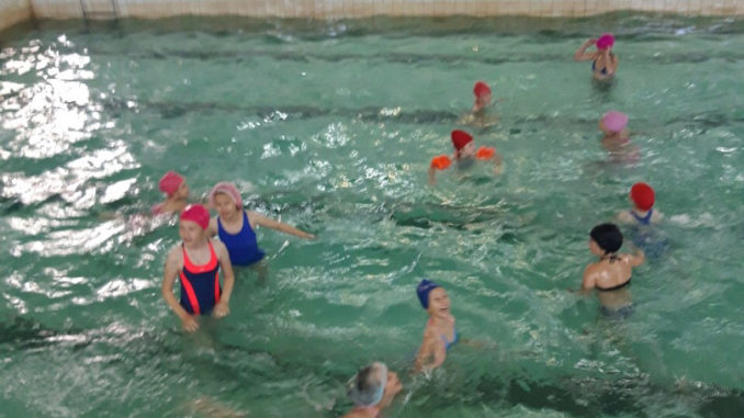 Дети дневного оздоровительного лагеря в бассейне ДЮСШ