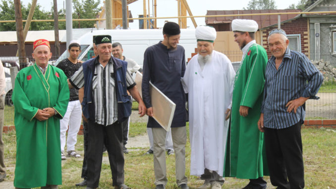 Тюбукские мусульмане встречают гостей
