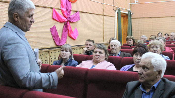 Игорь Владиславович Колышев во время встречи с жителями Шабуровского поселения