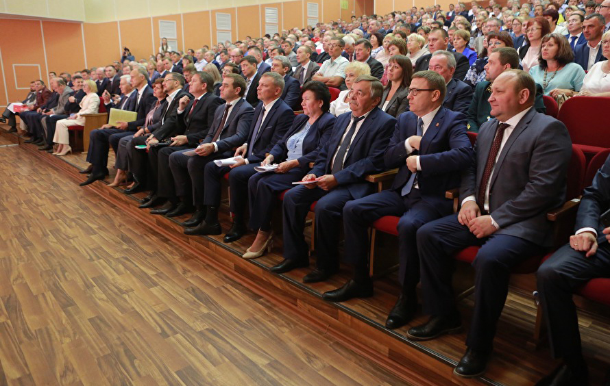 Участники съезда ассоциации  «Совета муниципальных образований Челябинской области»