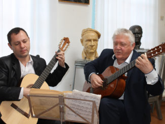 В мастерской скульптора звучит живая музыка в исполнении Александра Еременко и Владимира Блинова