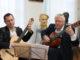 В мастерской скульптора звучит живая музыка в исполнении Александра Еременко и Владимира Блинова