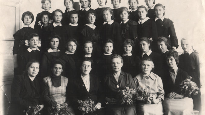 Наталья Михайловна Верич (в первом ряду 3-я слева) и 9 «В» класс. 1963 г.