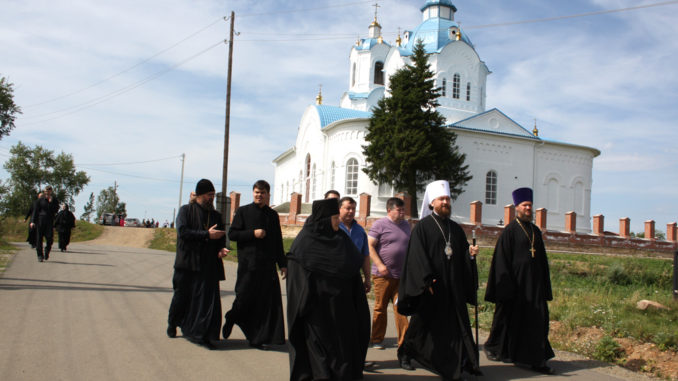 Владыка Григорий (в центре) в сопровождении матушки Феодосии в селе Булзи