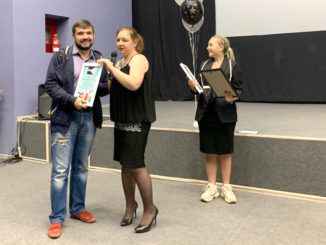 Александра Мурашкина награждает директор кинотеатра