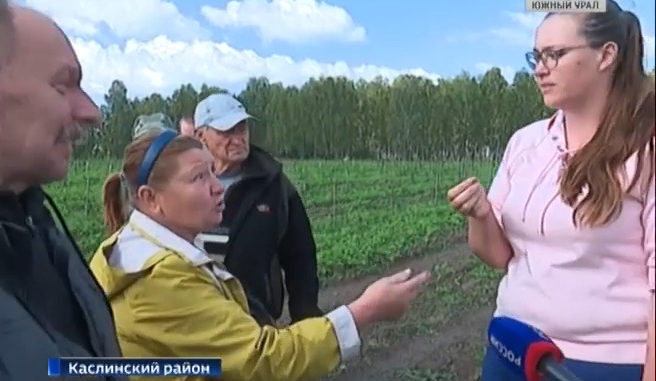 Ольга Сегаль (справа) на сходе с жителями села Григорьевка, кадр из новостного сюжета, показанного на  этой неделе по Челябинскому ТВ