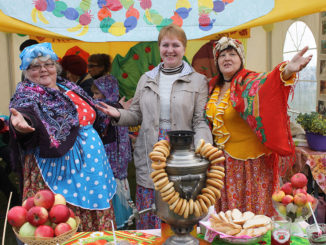 Радушные хозяйки фруктово-ягодного дворика Огневского сельского поселения приглашают гостей