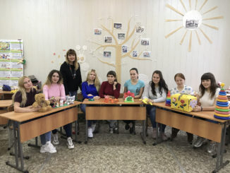 Светлана Геннадьевна Широкова со своими студентками –будущими воспитателями