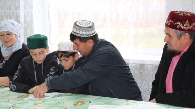 Бауржан Тидарбеков из Аллак (в центре) помогает тюбукским мальчишкам понять основы ислама. Слева на фото – Римма Хасанова и имам-хатыб Махалля мечети Альберт Фаритович Абдрахимов (справа)