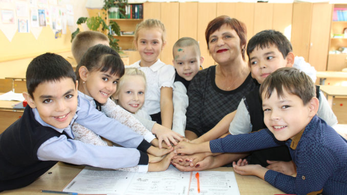 Второклашки школы №25 со своей учительницей Ольгой Михайловной Деменевой