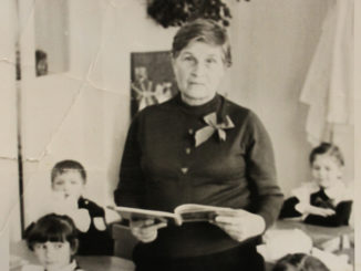 Александра Степановна Чернышова с учениками. Фото 1986 года