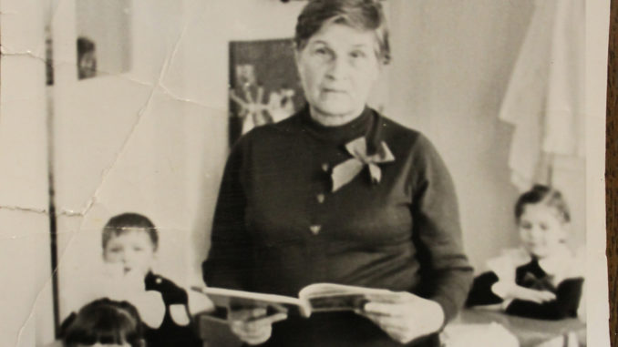 Александра Степановна Чернышова с учениками. Фото 1986 года