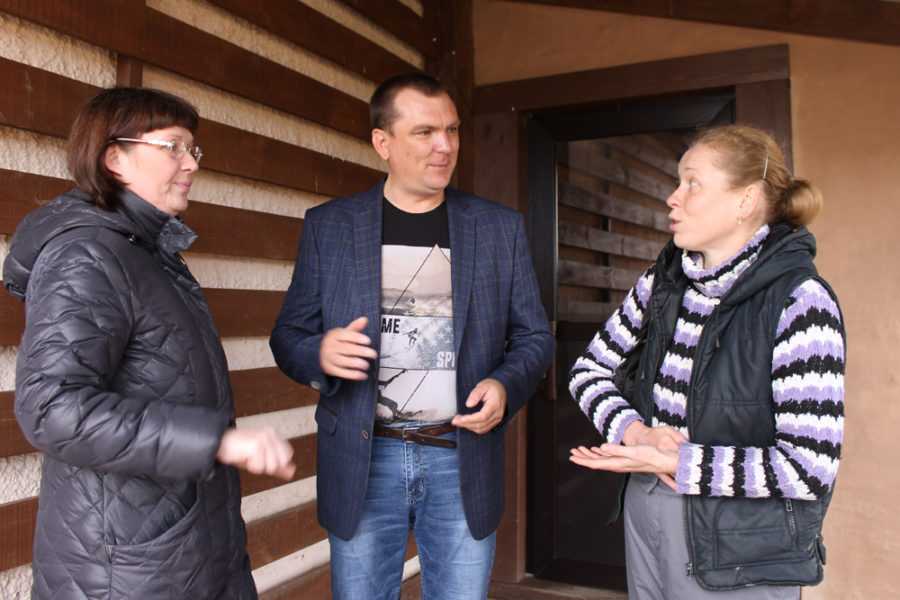 Марина Харина, Дмитрий Дорогин и Елена Берязева обсуждают вопросы сельского бизнеса