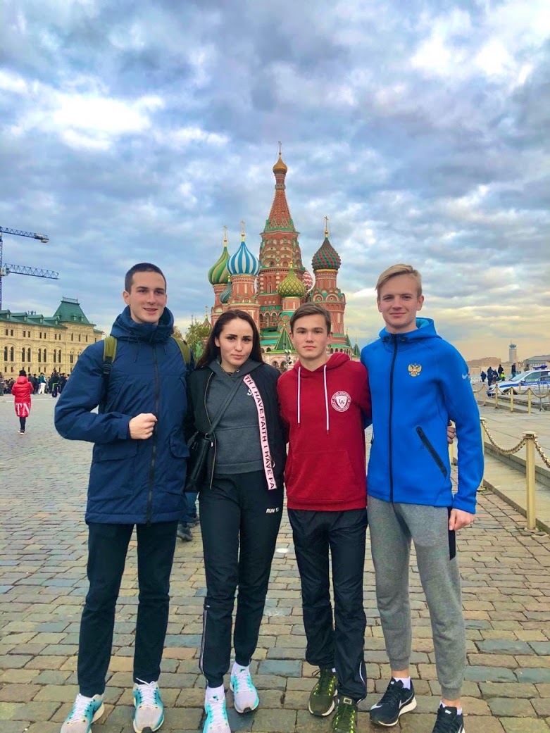 Илья Язовский (на фото третий слева) на экскурсии в Москве