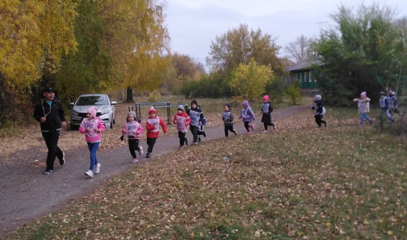 Воспитанники старшей группы детского сада «Сказка» на беговой дистанции