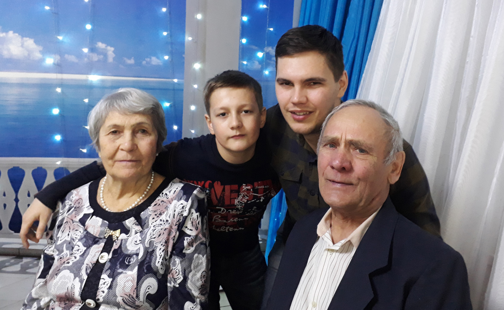 Валентина Федоровна и Виктор Николаевич Белоус с внуками Левой и Иваном