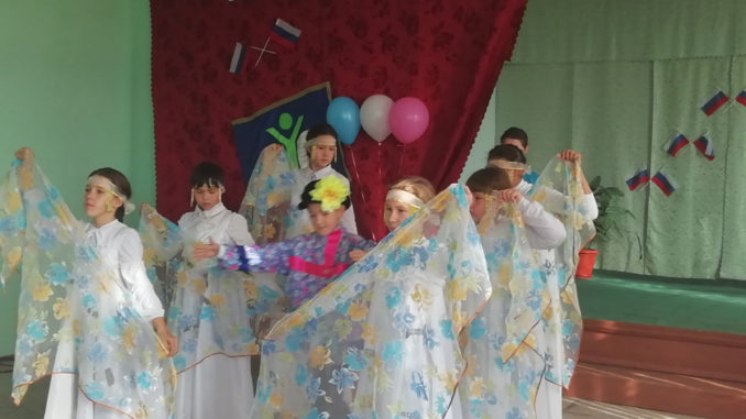 Танец «От чего так в России Берёзки шумят» исполняют ученики 5 класса