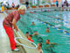 Тренер-преподаватель Фаина Николаевна Никандрова ведет занятие по обучению плаванию