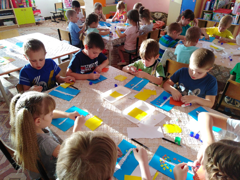 Дошкольники на творческом задании создавали из обрывков бумаги березку