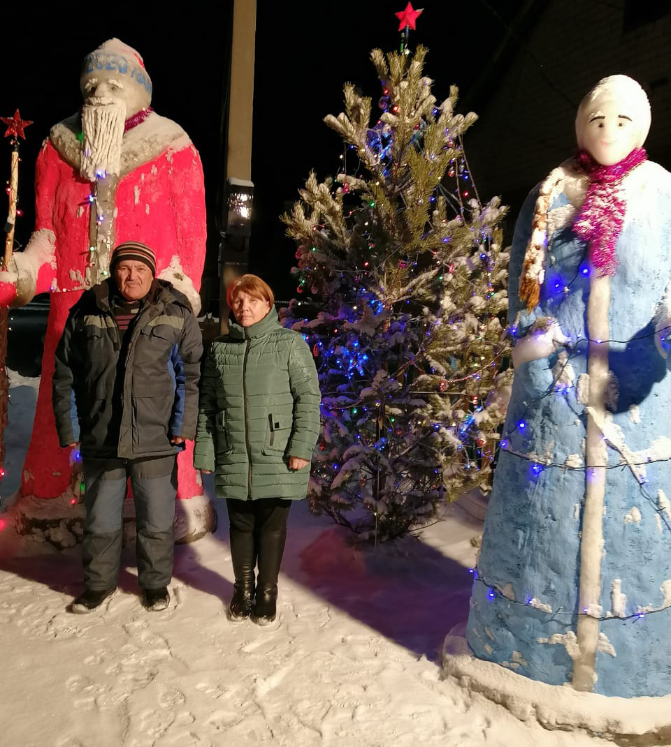 В Красном Партизане «поселились» трехметровые Дед Мороз и Снегурочка |  22.12.2019 | Касли - БезФормата