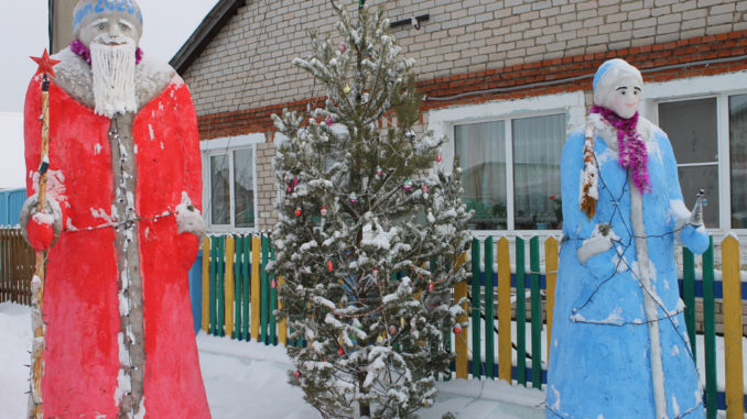 Снежные фигуры у дома Исламовых на улице Победы в Красном Партизане
