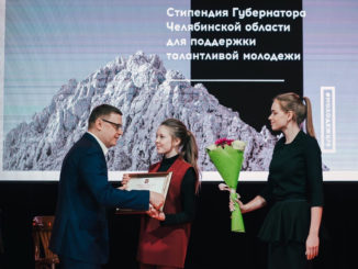 Губернатор Алексей Текслер вручает награду Полине Шараповой