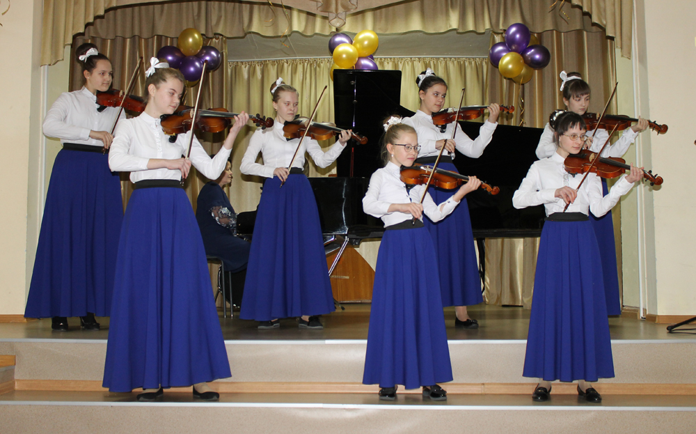 Воспитанницы Каслинской ДШИ по классу скрипки