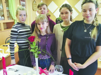 Наталья Манузина (справа) с одногруппниками