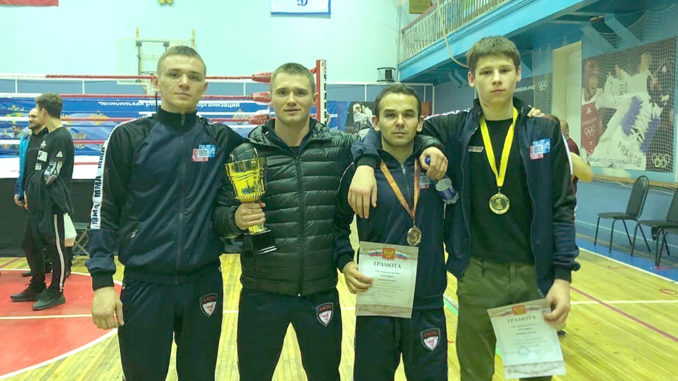 Слева направо: Алексей Косталев, тренер Дмитрий Свистунов, Радж Ахмедов, Никита Михайлович