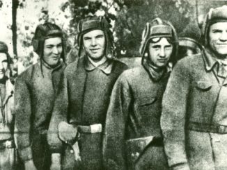 Александр Константинович Сугоняев (крайний справа) с сослуживцами. Фото 1944 г.