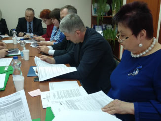Члены комиссии изучают подготовленные специалистами администрации документы