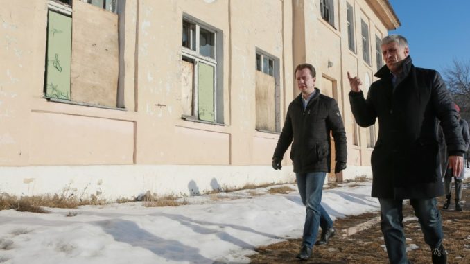 Владимир Бурматов и Игорь Колышев осматривают здание школы №25 на улице Калинина