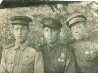 Алексей Булаев (в центре) с фронтовыми товарищами. Фото август 1943 г.