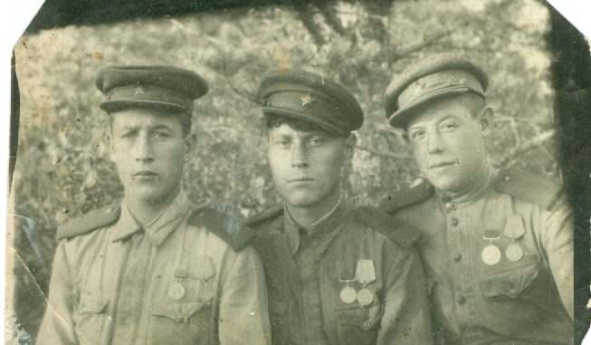Алексей Булаев (в центре) с фронтовыми товарищами. Фото август 1943 г.