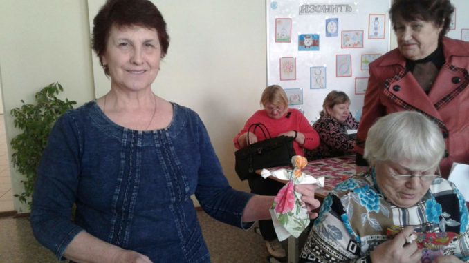 Марина Леонидовна Казакова демонстрирует куклу-оберег