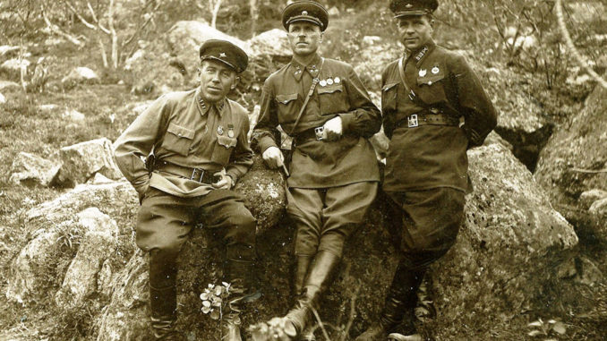 Павел Николаевич Яскин (в центре) в Заполярье. Июнь 1942 г.
