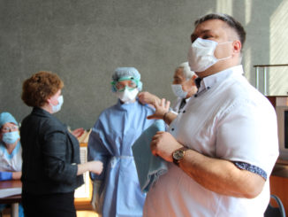 Главный внештатный  эпидемиолог Минздрава Александр Выгоняйлов проводит инструктаж для сотрудников больницы