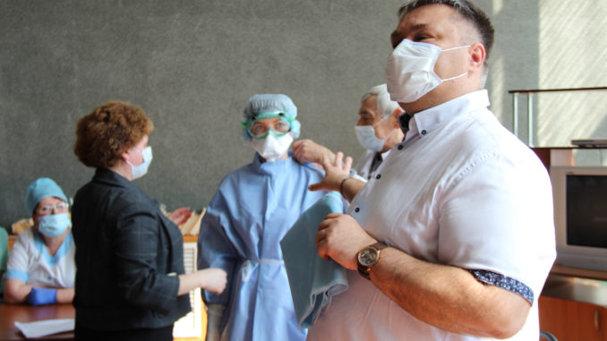 Главный внештатный  эпидемиолог Минздрава Александр Выгоняйлов проводит инструктаж для сотрудников больницы